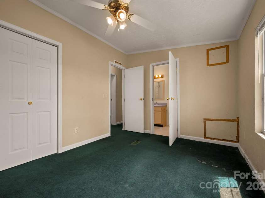 257 River Crest Drive, Flat Rock, NC 28731.  MLS# CAR4253564, YatesRealty ID 11625. 