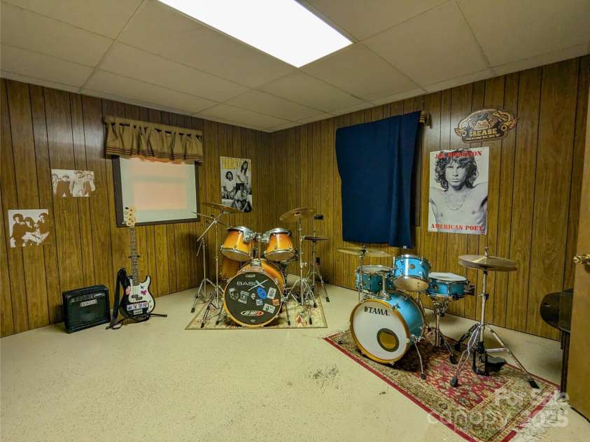 411 US Highway 19E ByPass, Burnsville, NC 28714.  MLS# CAR4247071, YatesRealty ID 11626. 