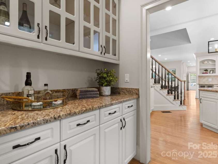 4429 Cameron Oaks Drive, Charlotte, NC 28211.  MLS# CAR4255218, YatesRealty ID 11627. 