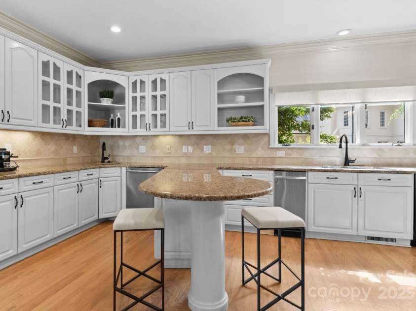 4429 Cameron Oaks Drive, Charlotte, NC 28211.  MLS# CAR4255218, YatesRealty ID 11627. 