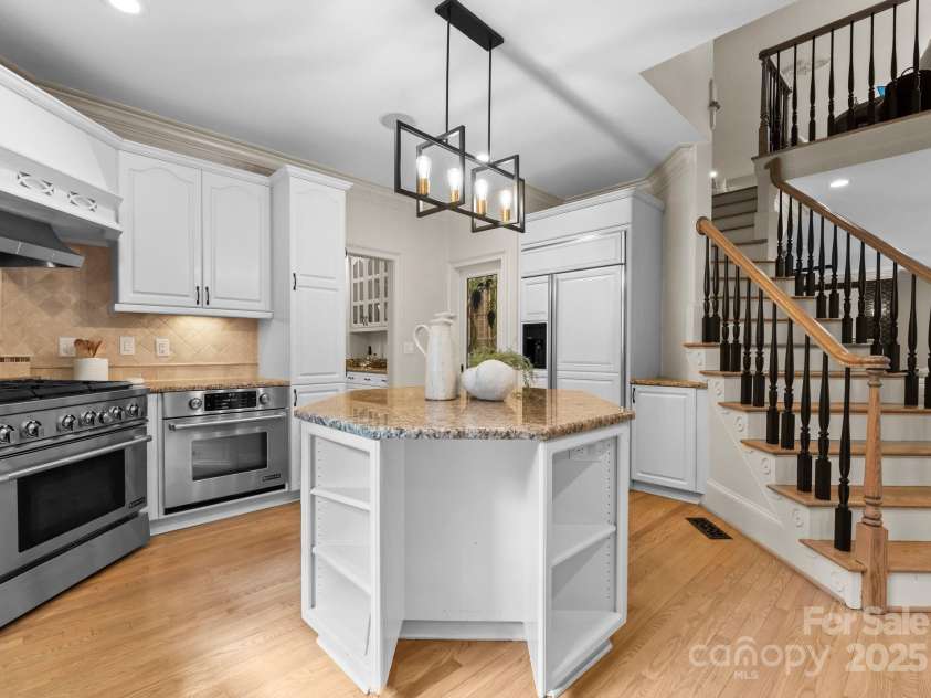 4429 Cameron Oaks Drive, Charlotte, NC 28211.  MLS# CAR4255218, YatesRealty ID 11627. 