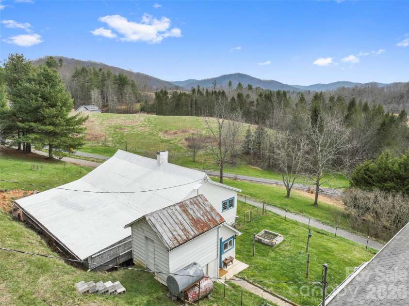138 Robert Phillips Road, Bakersville, NC 28705.  MLS# CAR4361087, YatesRealty ID 11628. 