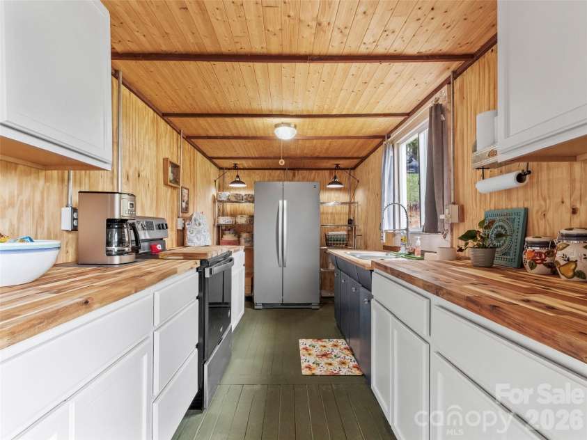 138 Robert Phillips Road, Bakersville, NC 28705.  MLS# CAR4361087, YatesRealty ID 11628. 