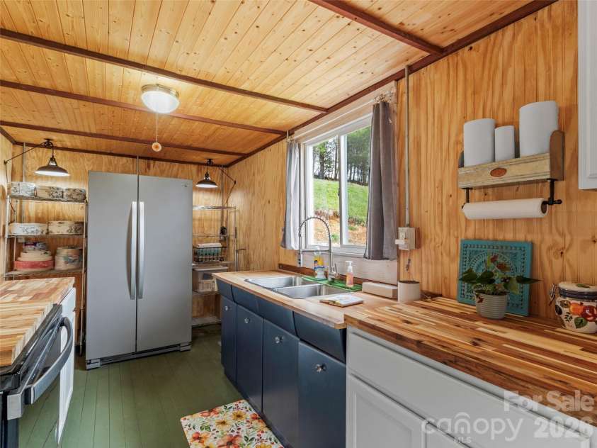 138 Robert Phillips Road, Bakersville, NC 28705.  MLS# CAR4361087, YatesRealty ID 11628. 