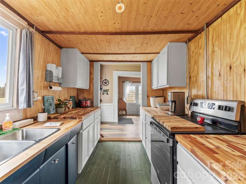 138 Robert Phillips Road, Bakersville, NC 28705.  MLS# CAR4361087, YatesRealty ID 11628. 