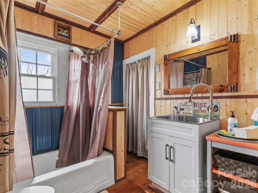 138 Robert Phillips Road, Bakersville, NC 28705.  MLS# CAR4361087, YatesRealty ID 11628. 