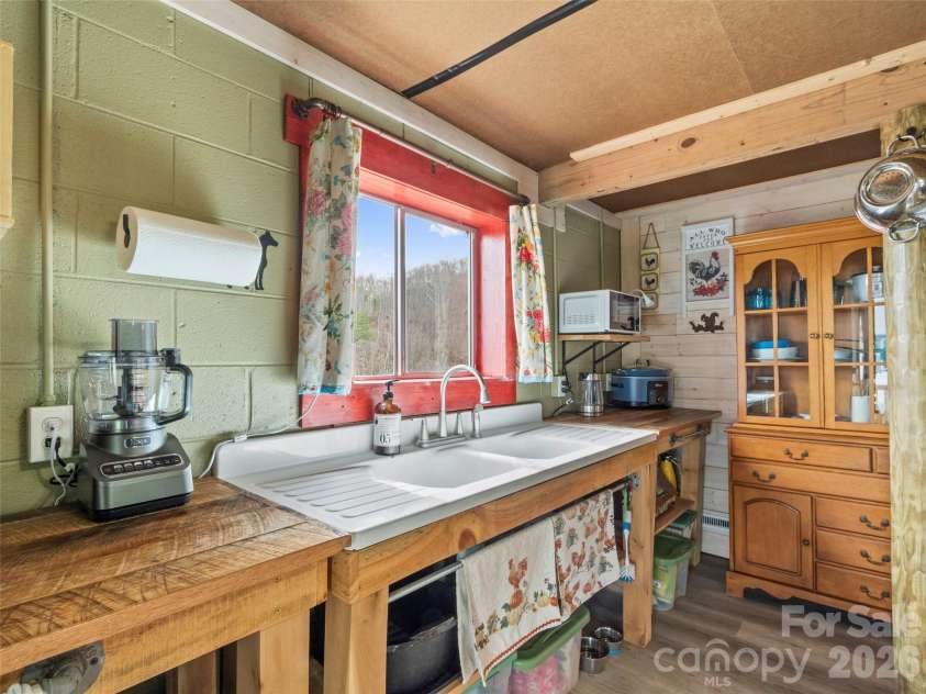 138 Robert Phillips Road, Bakersville, NC 28705.  MLS# CAR4361087, YatesRealty ID 11628. 