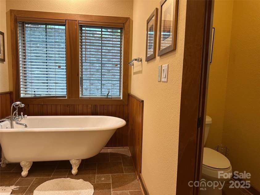 222 Creekside Way, Burnsville, NC 28714.  MLS# CAR4250039, YatesRealty ID 1163. Primary bathtub and toilet