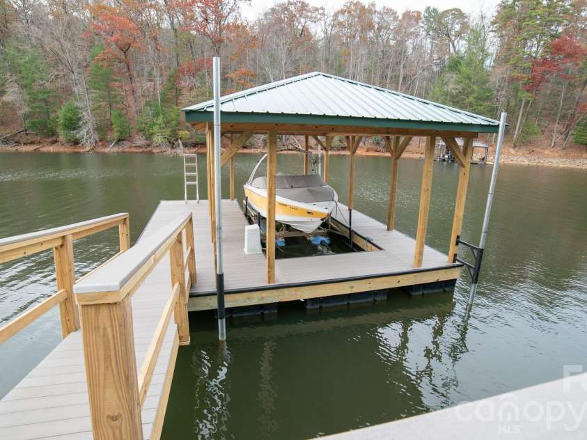2186 Long Rifle Ridge Road, Nebo, NC 28761.  MLS# CAR4349761, YatesRealty ID 11631. Private newly redone dock