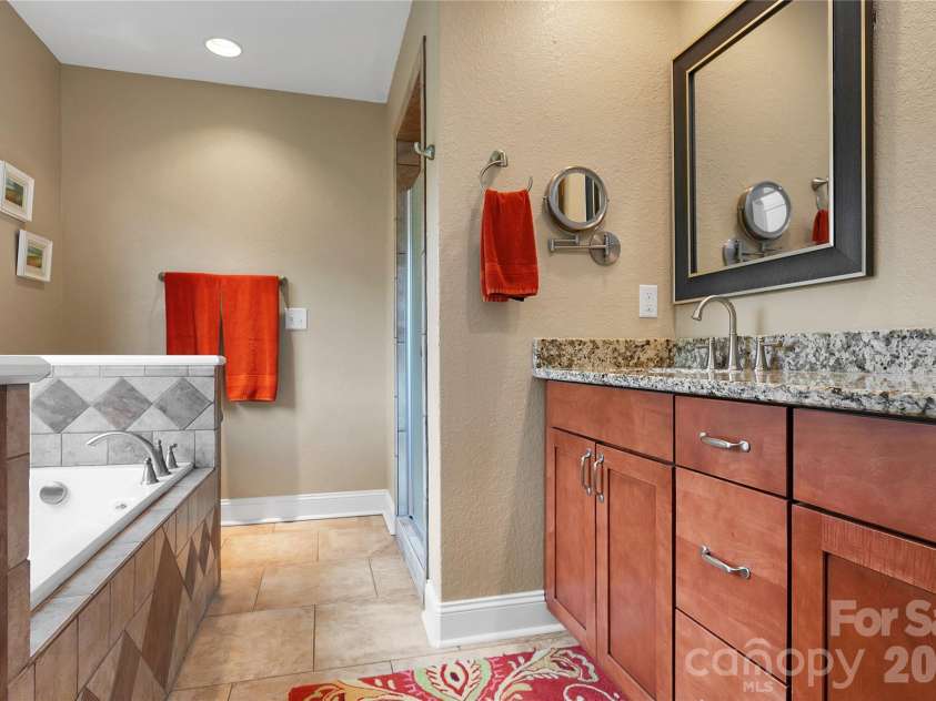 123 Isuhdavga Court, Brevard, NC 28712.  MLS# CAR4354135, YatesRealty ID 11633. Spa Bath