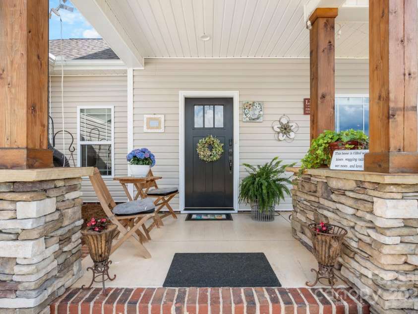 4949 Southview Drive, Hickory, NC 28602.  MLS# CAR4253615, YatesRealty ID 11633. 