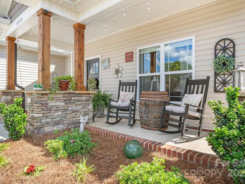 4949 Southview Drive, Hickory, NC 28602.  MLS# CAR4253615, YatesRealty ID 11633. 