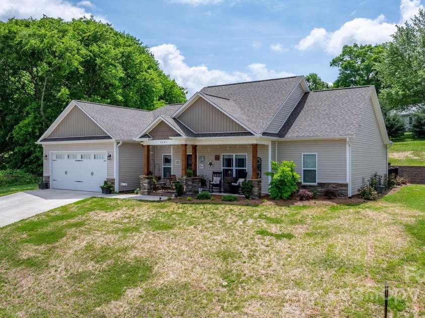 4949 Southview Drive, Hickory, NC 28602.  MLS# CAR4253615, YatesRealty ID 11633. 