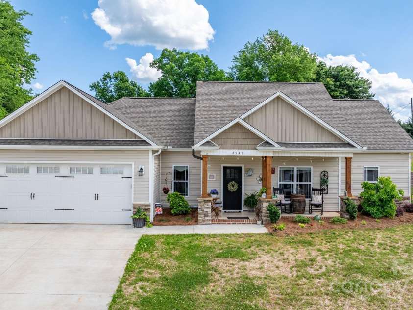 4949 Southview Drive, Hickory, NC 28602.  MLS# CAR4253615, YatesRealty ID 11633. 