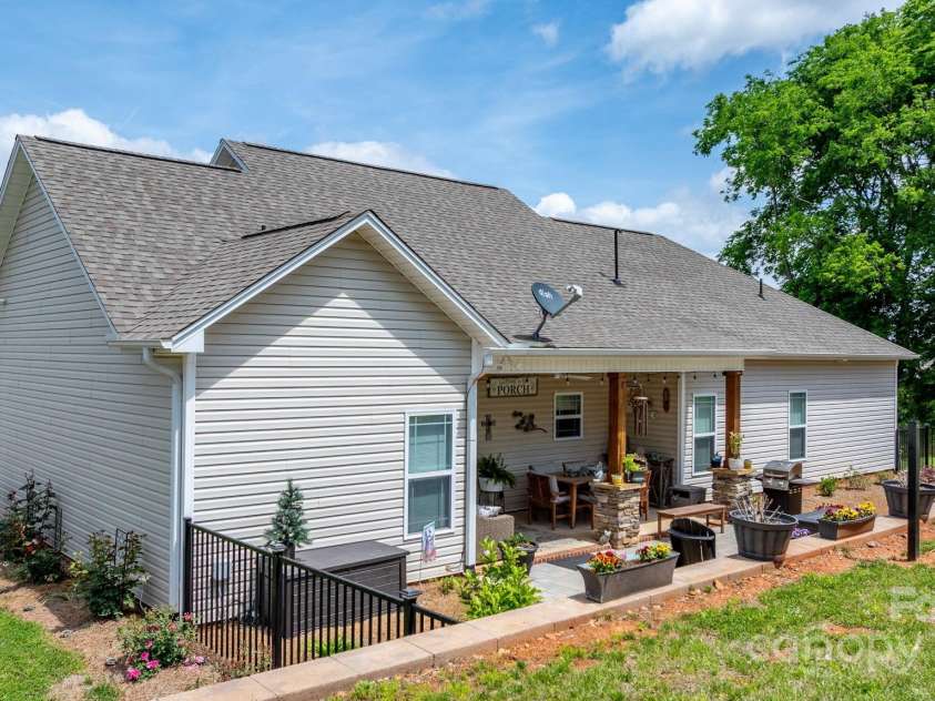 4949 Southview Drive, Hickory, NC 28602.  MLS# CAR4253615, YatesRealty ID 11633. 