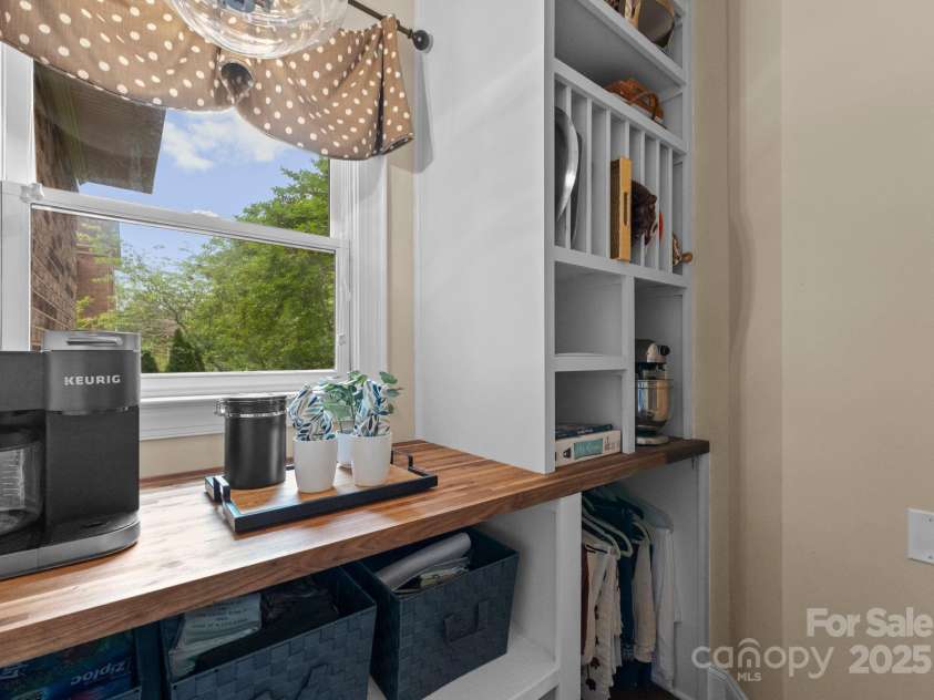 1021 Westbury Drive, Matthews, NC 28104.  MLS# CAR4252670, YatesRealty ID 11634. 