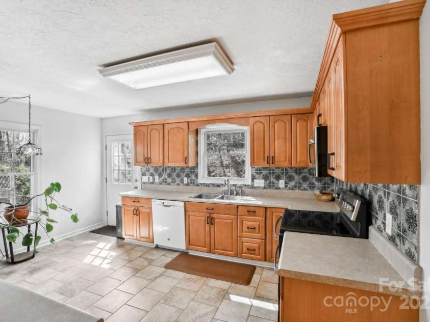 53 Haly Ho Drive, Candler, NC 28715.  MLS# CAR4250677, YatesRealty ID 11635. 