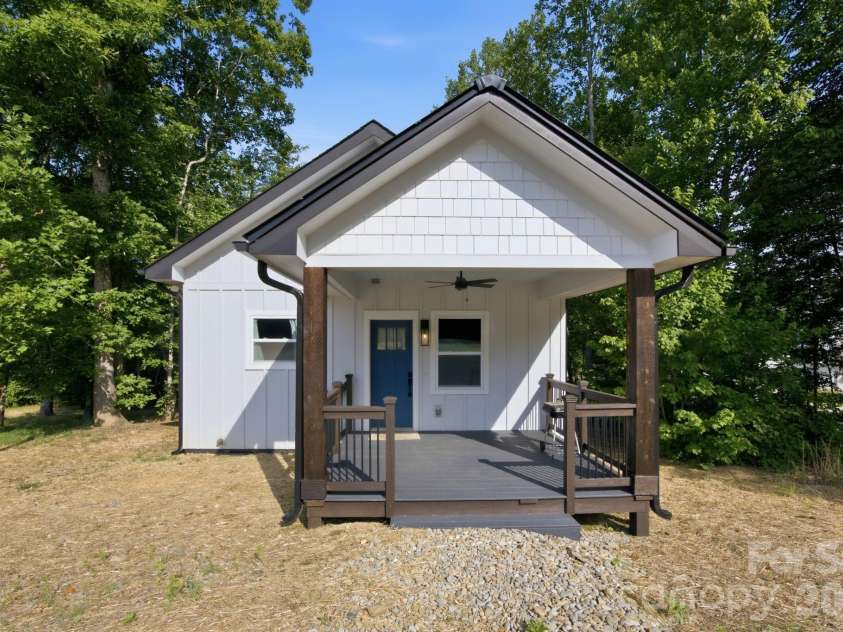 6207 Victory Pass Lane, Waxhaw, NC 28173.  MLS# CAR4398111, YatesRealty ID 11639. Incredible Guest House!