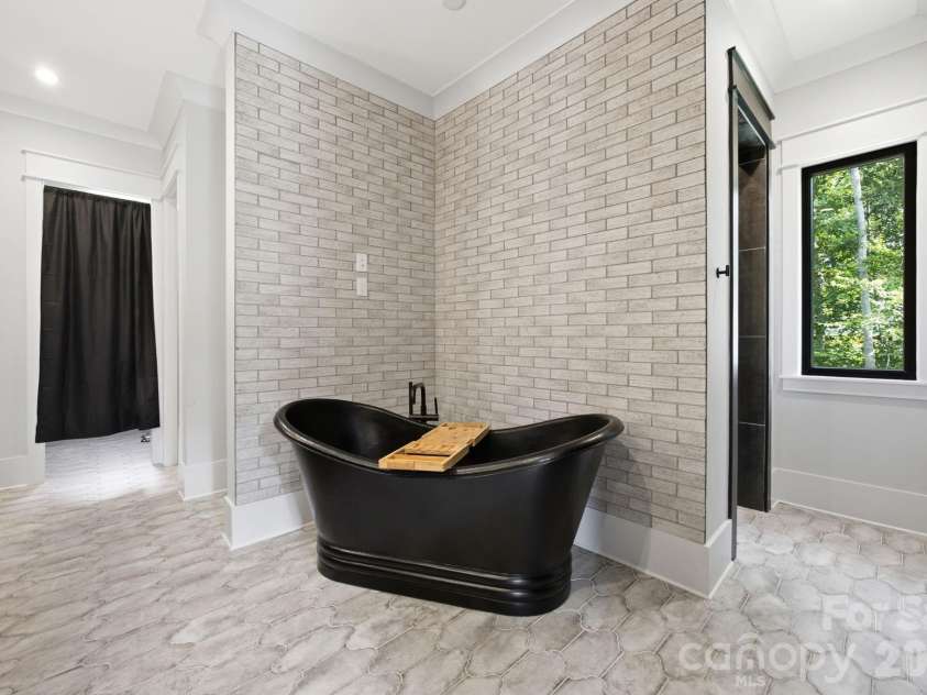 6207 Victory Pass Lane, Waxhaw, NC 28173.  MLS# CAR4398111, YatesRealty ID 11639. Primary bath Soaking Tub