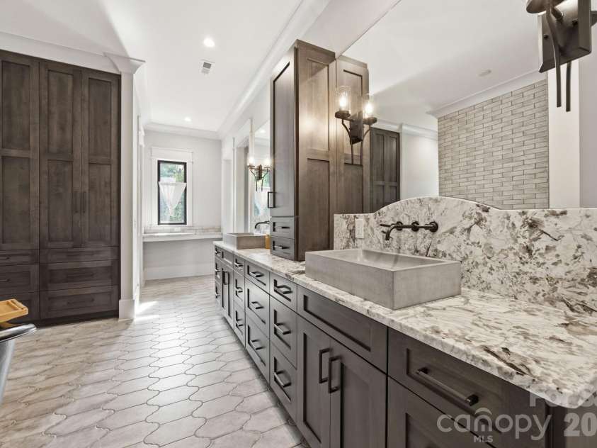 6207 Victory Pass Lane, Waxhaw, NC 28173.  MLS# CAR4398111, YatesRealty ID 11639. Primary Bath with dual sinks