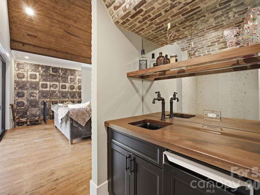 6207 Victory Pass Lane, Waxhaw, NC 28173.  MLS# CAR4398111, YatesRealty ID 11639. Wet bar