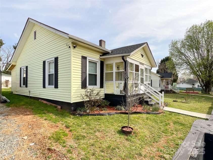 101 Loya Street, Mount Holly, NC 28120.  MLS# CAR4231498, YatesRealty ID 11641. 