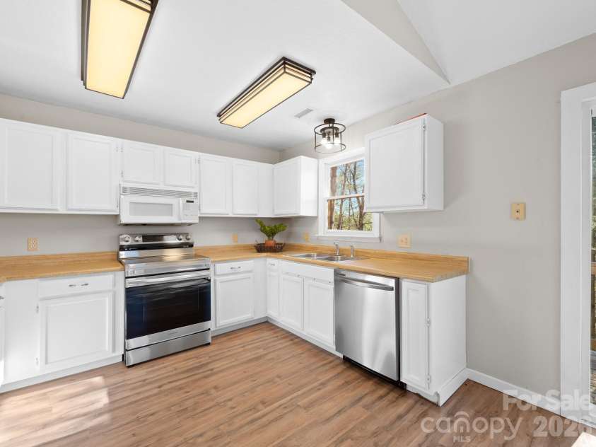 331 River Ridge Drive, Burnsville, NC 28714.  MLS# CAR4346818, YatesRealty ID 11641. 