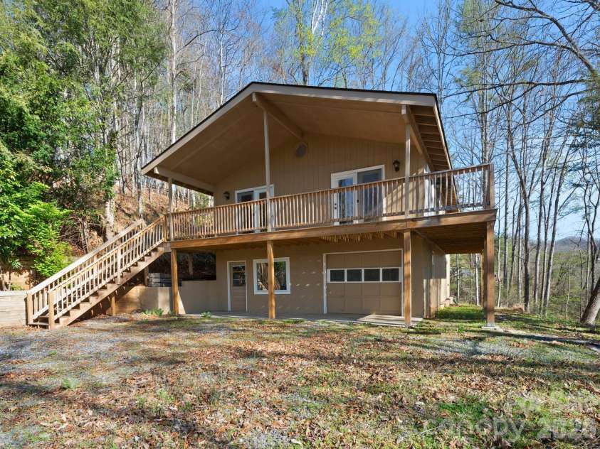 331 River Ridge Drive, Burnsville, NC 28714.  MLS# CAR4346818, YatesRealty ID 11641. 