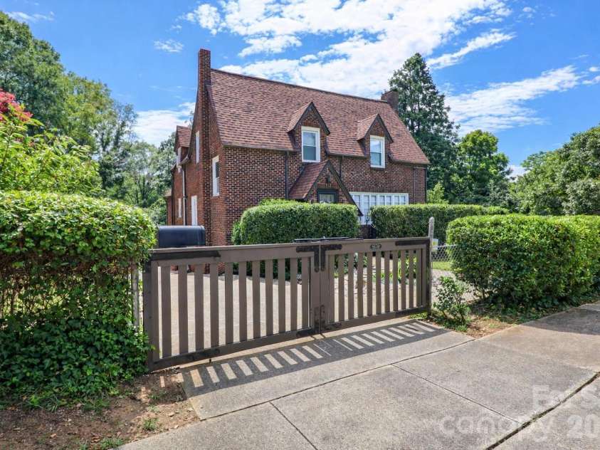 532 Margaret Drive, Statesville, NC 28677.  MLS# CAR4360307, YatesRealty ID 11642. 