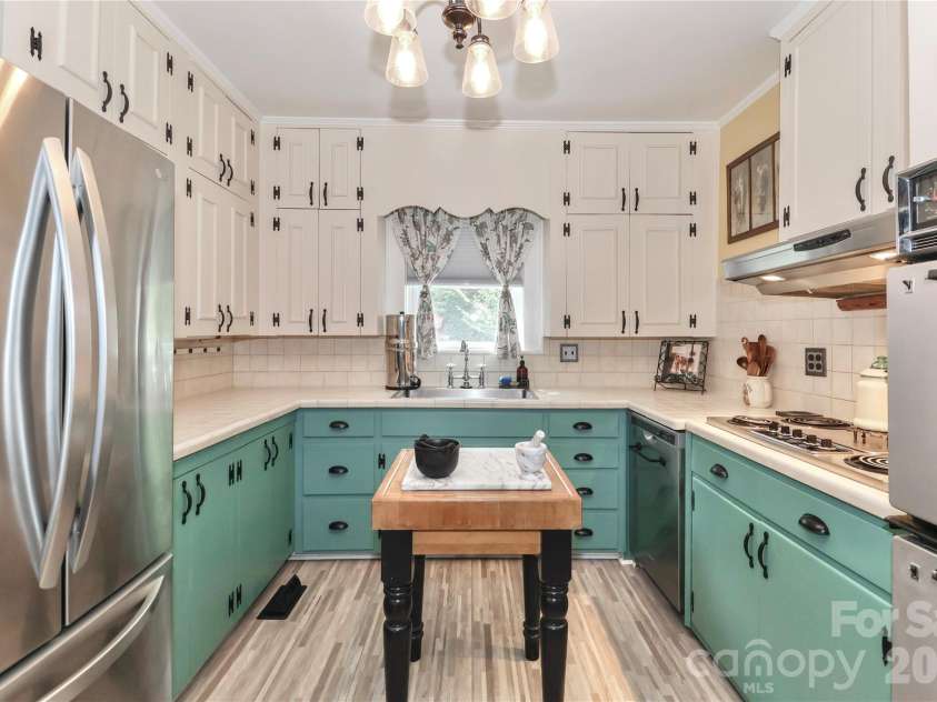 532 Margaret Drive, Statesville, NC 28677.  MLS# CAR4360307, YatesRealty ID 11642. 
