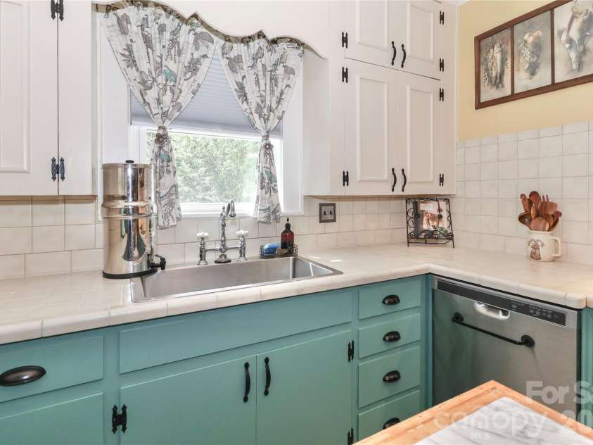 532 Margaret Drive, Statesville, NC 28677.  MLS# CAR4360307, YatesRealty ID 11642. 