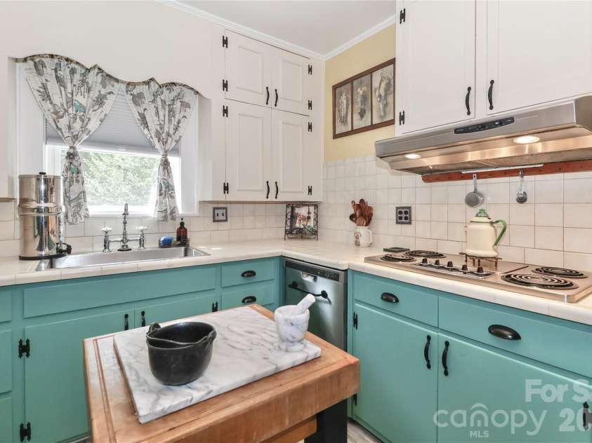 532 Margaret Drive, Statesville, NC 28677.  MLS# CAR4360307, YatesRealty ID 11642. 