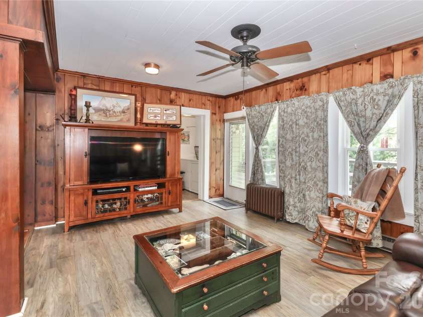 532 Margaret Drive, Statesville, NC 28677.  MLS# CAR4360307, YatesRealty ID 11642. 
