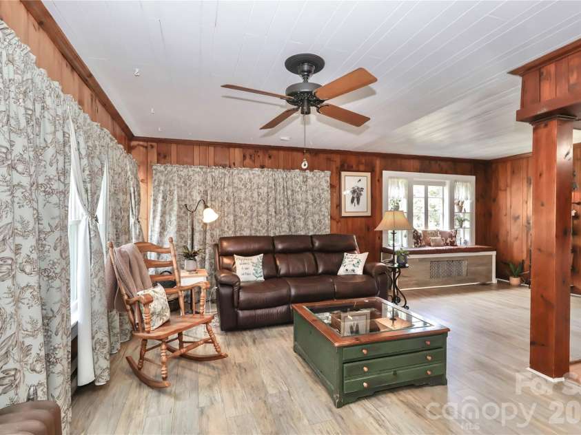 532 Margaret Drive, Statesville, NC 28677.  MLS# CAR4360307, YatesRealty ID 11642. 