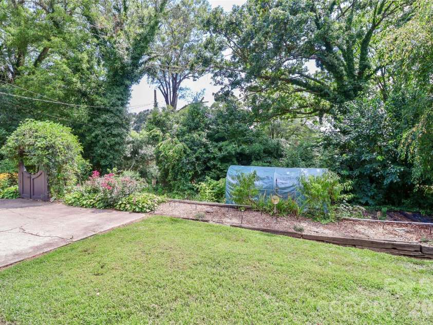 532 Margaret Drive, Statesville, NC 28677.  MLS# CAR4360307, YatesRealty ID 11642. 