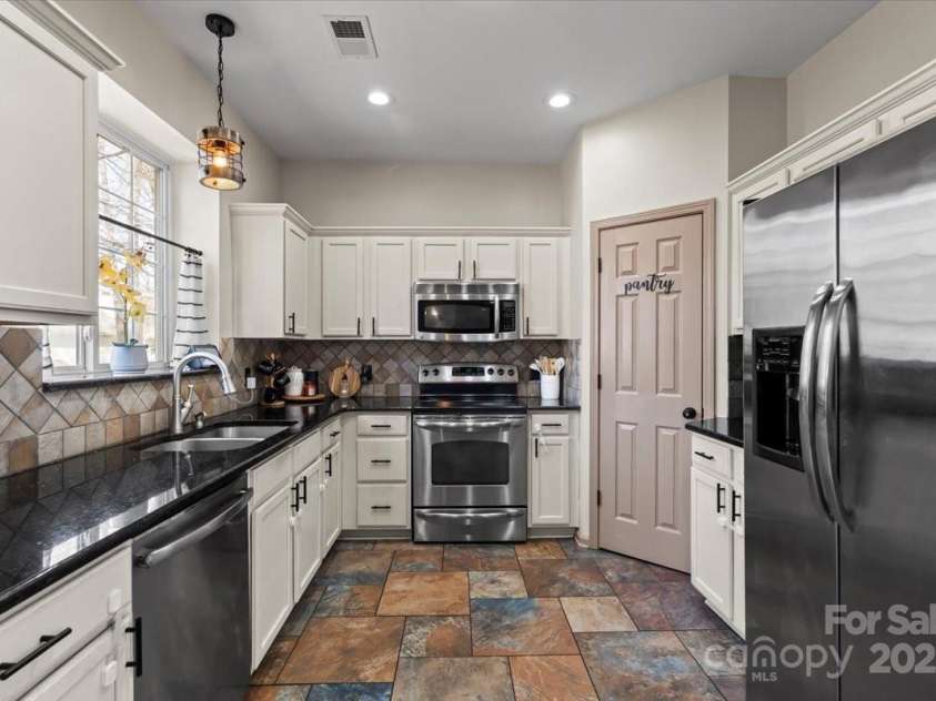 6645 Allness Glen Lane, Charlotte, NC 28269.  MLS# CAR4239927, YatesRealty ID 11642. 