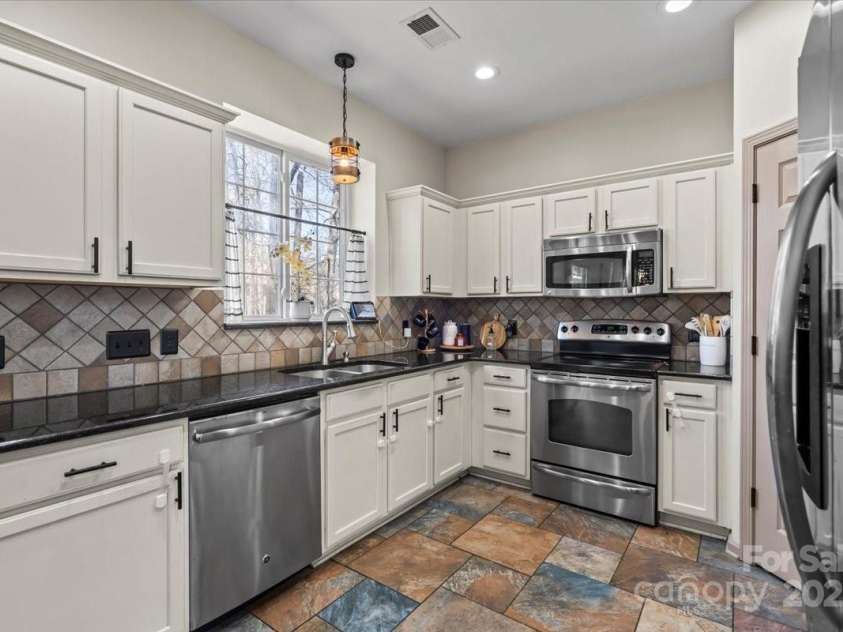 6645 Allness Glen Lane, Charlotte, NC 28269.  MLS# CAR4239927, YatesRealty ID 11642. 