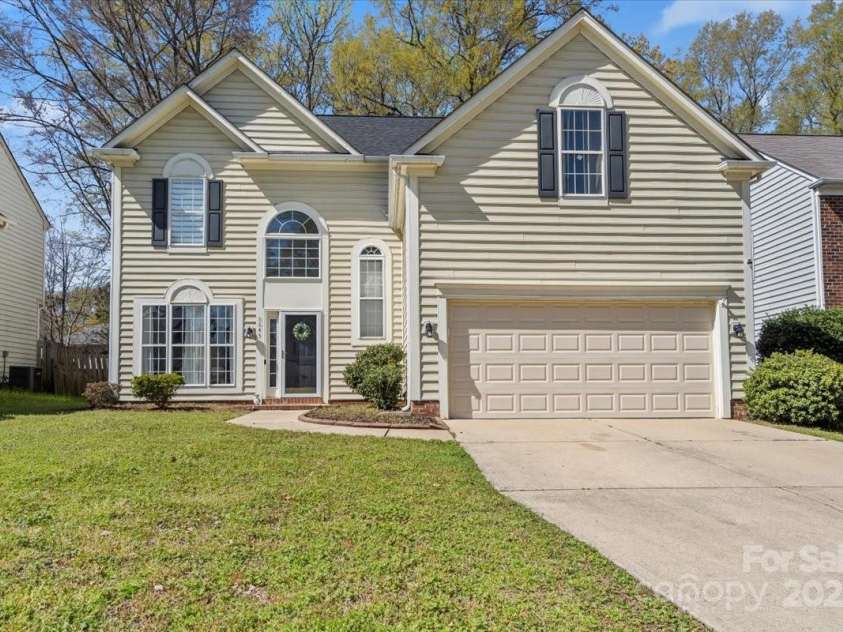 6645 Allness Glen Lane, Charlotte, NC 28269.  MLS# CAR4239927, YatesRealty ID 11642. 