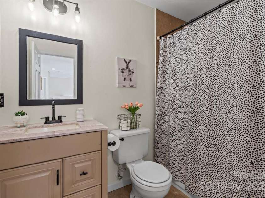 6645 Allness Glen Lane, Charlotte, NC 28269.  MLS# CAR4239927, YatesRealty ID 11642. 