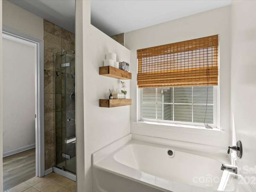 6645 Allness Glen Lane, Charlotte, NC 28269.  MLS# CAR4239927, YatesRealty ID 11642. 