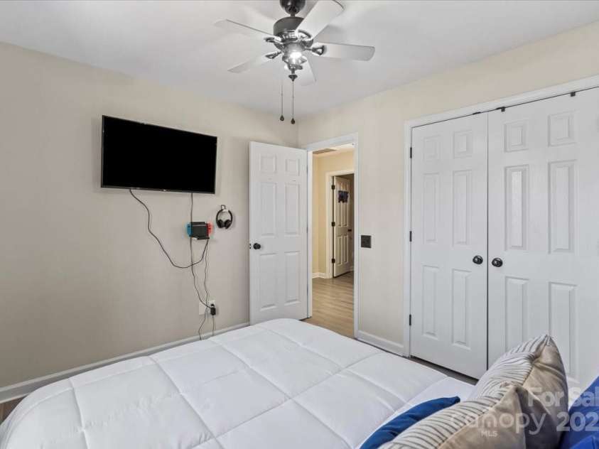 6645 Allness Glen Lane, Charlotte, NC 28269.  MLS# CAR4239927, YatesRealty ID 11642. 