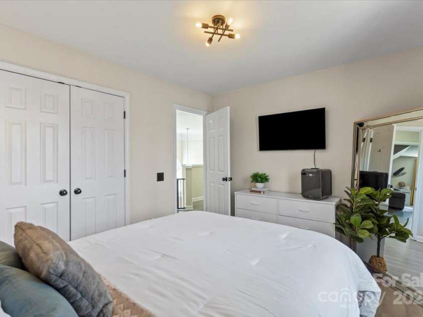 6645 Allness Glen Lane, Charlotte, NC 28269.  MLS# CAR4239927, YatesRealty ID 11642. 