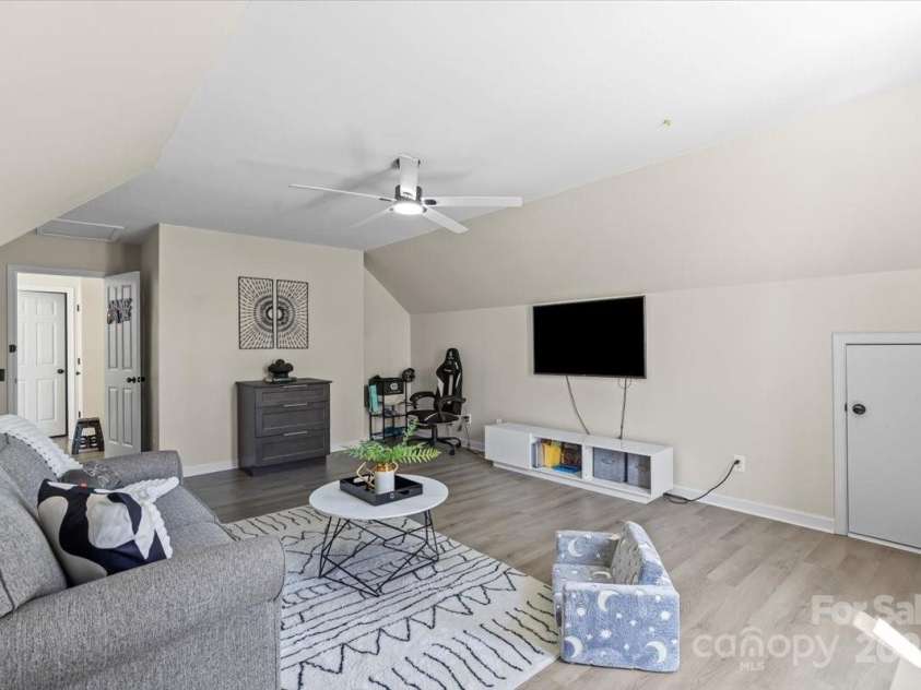 6645 Allness Glen Lane, Charlotte, NC 28269.  MLS# CAR4239927, YatesRealty ID 11642. 