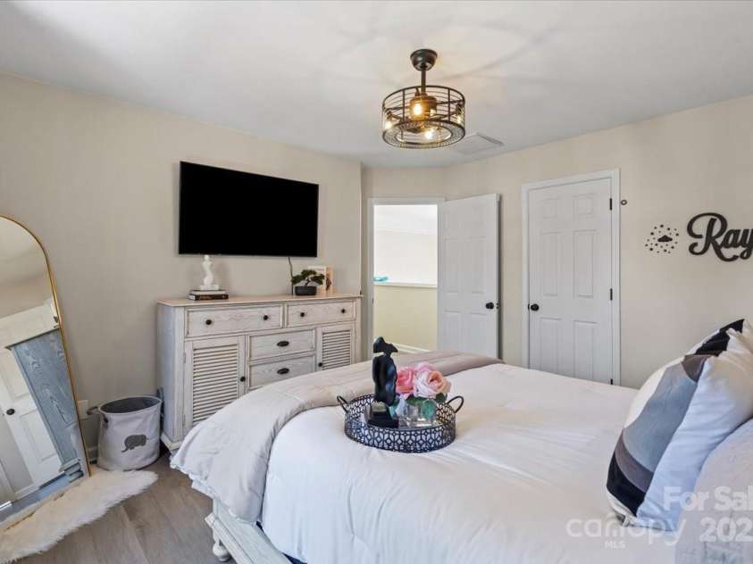 6645 Allness Glen Lane, Charlotte, NC 28269.  MLS# CAR4239927, YatesRealty ID 11642. 