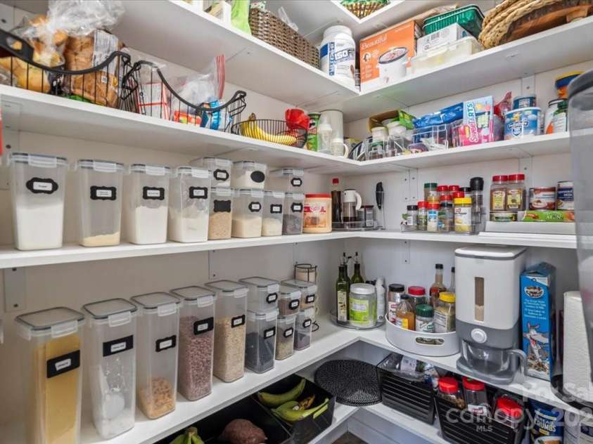 6645 Allness Glen Lane, Charlotte, NC 28269.  MLS# CAR4239927, YatesRealty ID 11642. 