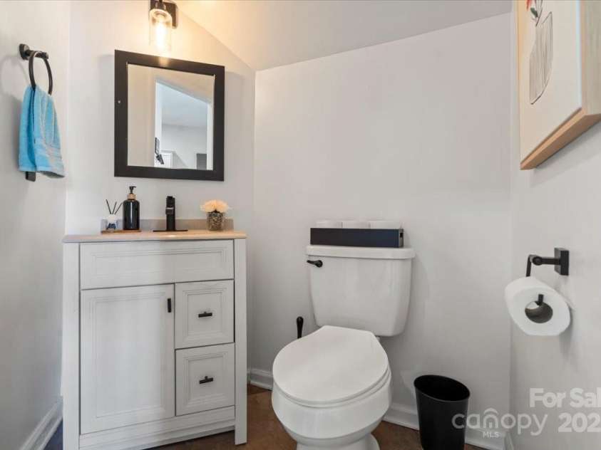 6645 Allness Glen Lane, Charlotte, NC 28269.  MLS# CAR4239927, YatesRealty ID 11642. 