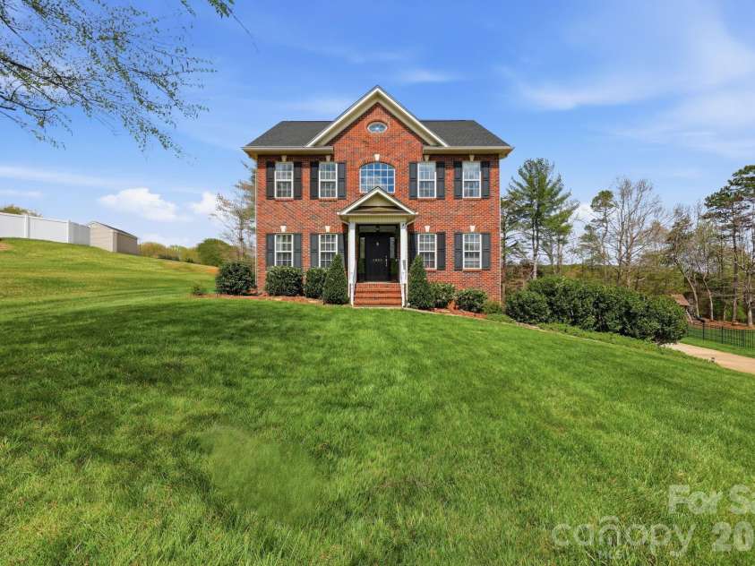 1951 46th Avenue Drive, Hickory, NC 28601.  MLS# CAR4365300, YatesRealty ID 11645. 