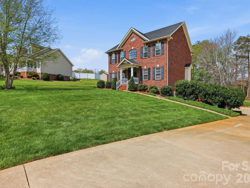 1951 46th Avenue Drive, Hickory, NC 28601.  MLS# CAR4365300, YatesRealty ID 11645. 