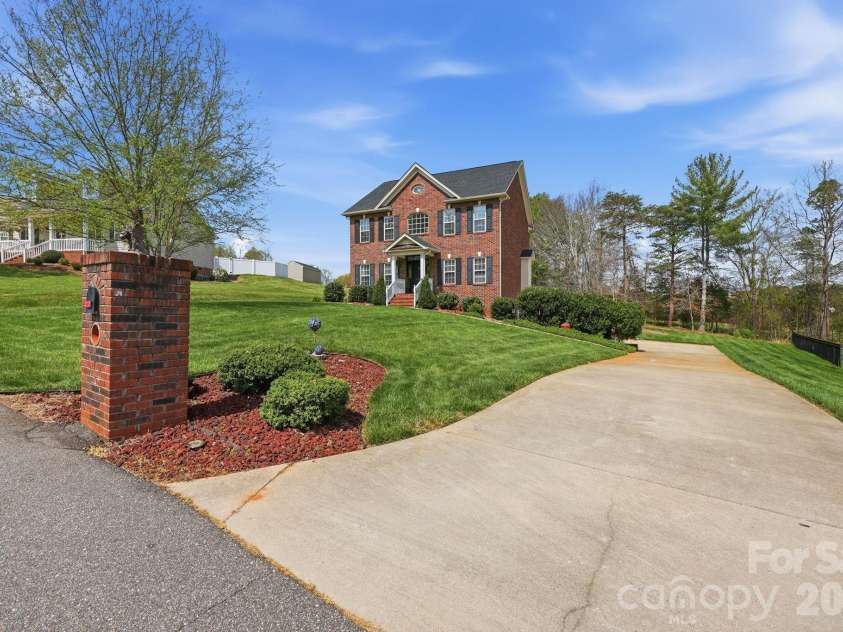 1951 46th Avenue Drive, Hickory, NC 28601.  MLS# CAR4365300, YatesRealty ID 11645. 