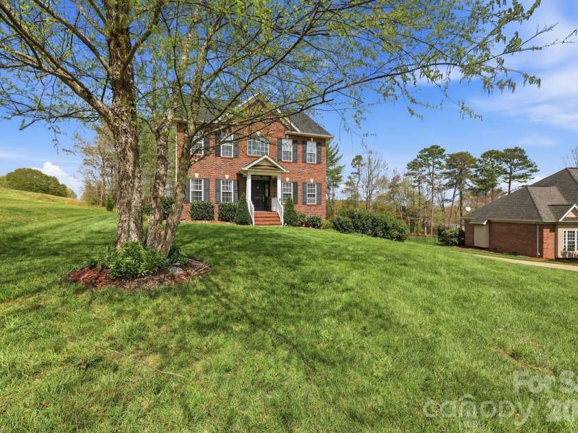 1951 46th Avenue Drive, Hickory, NC 28601.  MLS# CAR4365300, YatesRealty ID 11645. 